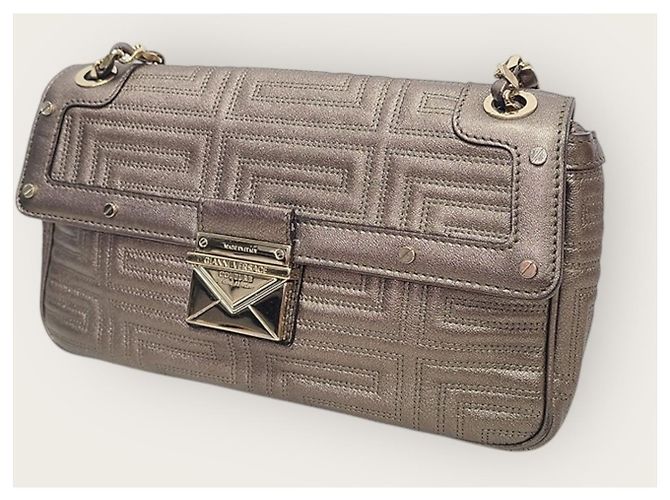 Versace Bolsa de ombro com aba em couro envernizado acolchoado e pérolas douradas Branco - vista 3