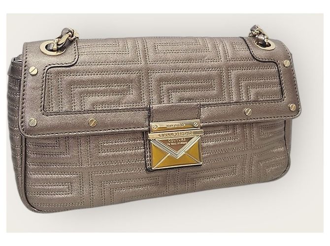 Versace Bolsa de ombro com aba em couro envernizado acolchoado e pérolas douradas Branco - vista 4
