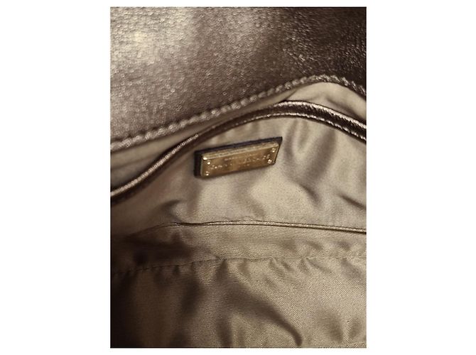 Versace Bolsa de ombro com aba em couro envernizado acolchoado e pérolas douradas Branco - vista 5