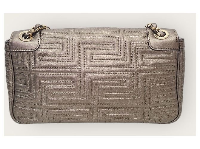 Versace Bolsa de ombro com aba em couro envernizado acolchoado e pérolas douradas Branco - vista 6