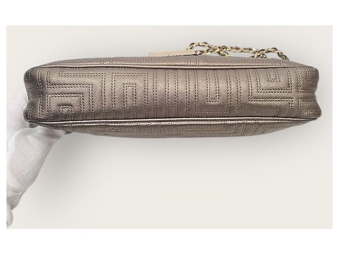 Versace Bolsa de ombro com aba em couro envernizado acolchoado e pérolas douradas Branco - vista 7