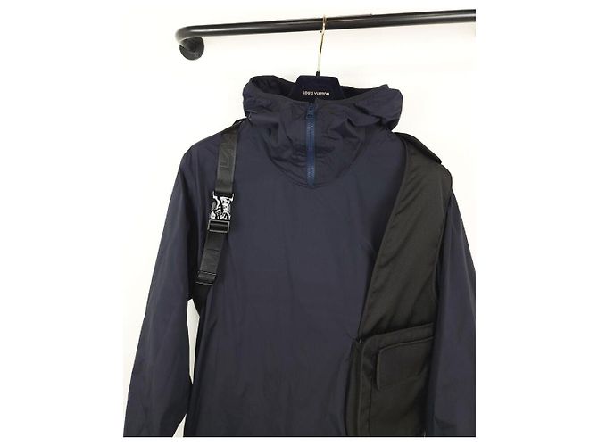 Louis Vuitton Giacca Blouson con Cappuccio e Imbracatura Pieghevole Blu - vista 3