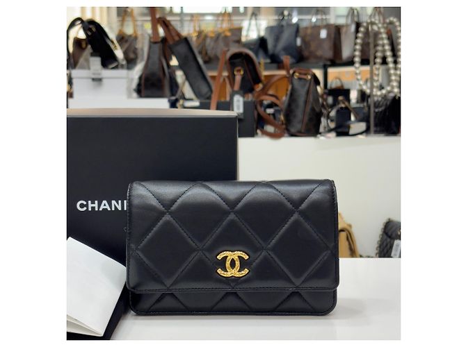 Chanel WOC Season in agnello con finitura satinata nero oro - vista 3