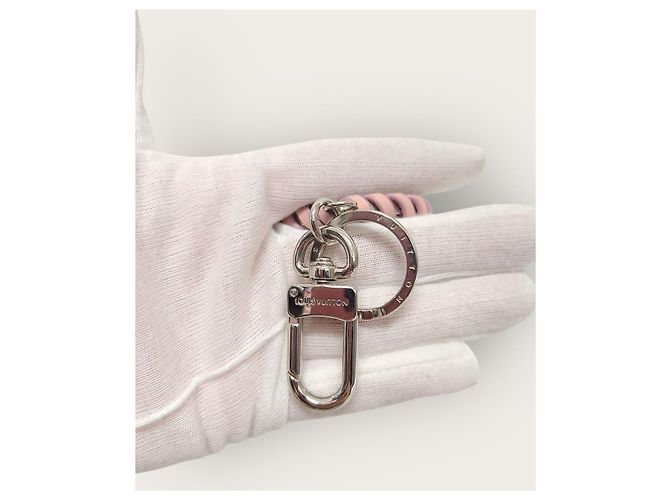 Louis Vuitton Portachiavi con charm in pelle Pink Berry Rosa - vista 3