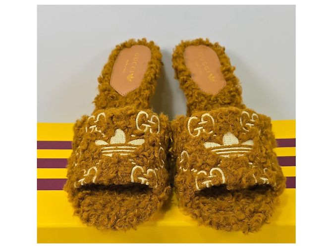 Gucci Sandali con tacco in pelliccia da donna Adidas Logo - vista 2