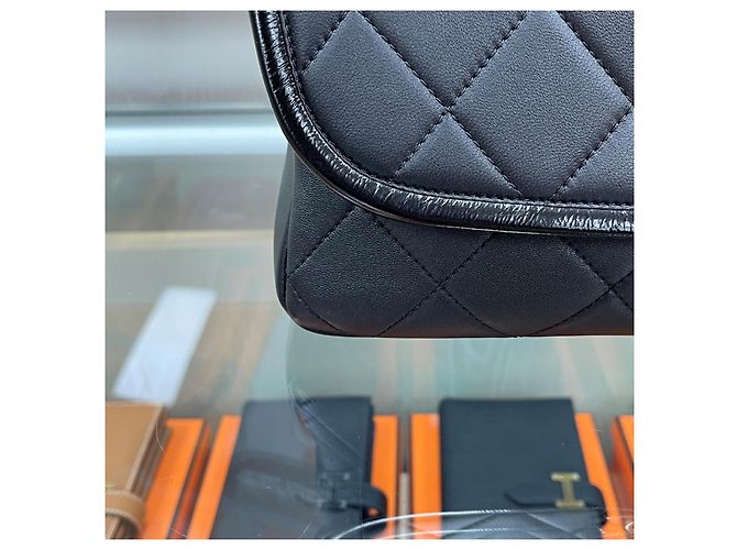 Chanel Bolso Season con asa superior y cadena negro con herrajes dorados - vista 5