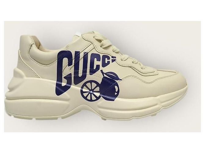 Gucci Lyton Sneaker aus Leder mit Lemon Lettering Logo Weiß - Ansicht 2