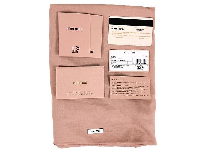 Miu Miu Borsa a tracolla in pelle morbida con catena logo da donna Cammeo Beige Arancione - vista 12