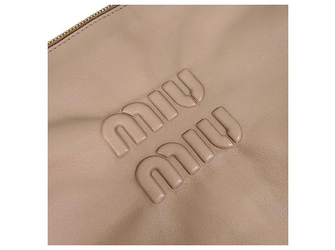 Miu Miu Borsa a tracolla in pelle morbida con catena logo da donna Cammeo Beige Arancione - vista 5