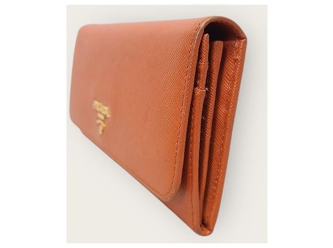 Prada Langer Saffiano-Geldbeutel in Orange mit goldfarbenem Metalllogo - Ansicht 2