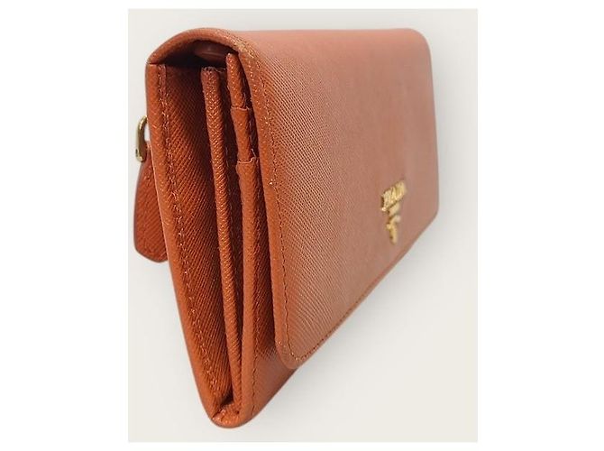 Prada Langer Saffiano-Geldbeutel in Orange mit goldfarbenem Metalllogo - Ansicht 3