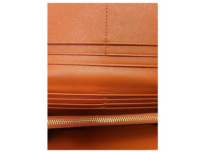 Prada Langer Saffiano-Geldbeutel in Orange mit goldfarbenem Metalllogo - Ansicht 4