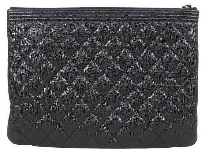 Chanel Clutch Caviar Boy Medium Negro - vista 2