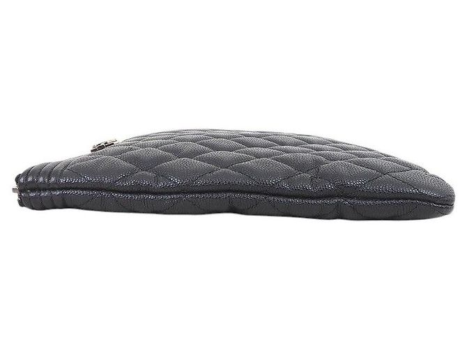Chanel Clutch Caviar Boy Medium Negro - vista 3
