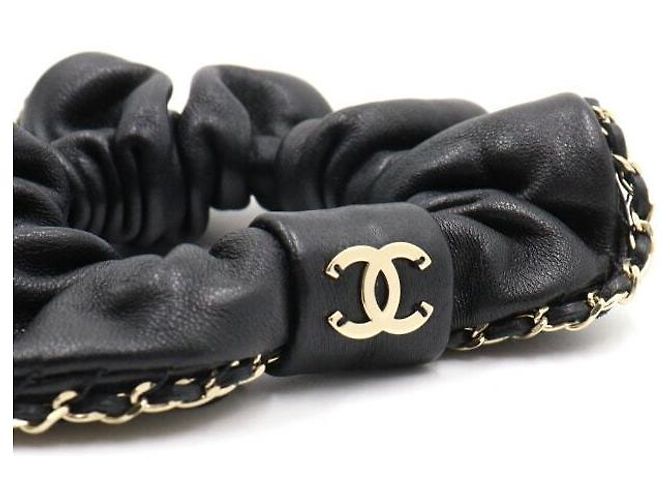 Chanel Cerchietto scrunchie in pelle nera con catena CC dorata Nero - vista 3