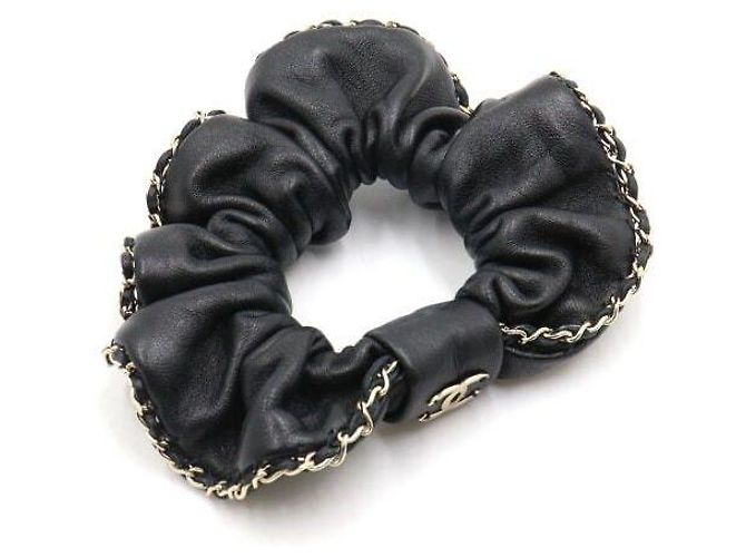 Chanel Cerchietto scrunchie in pelle nera con catena CC dorata Nero - vista 4