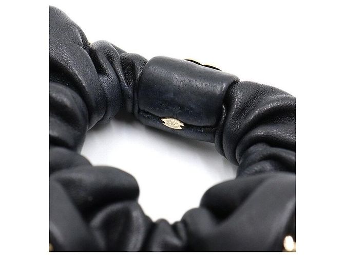 Chanel Cerchietto scrunchie in pelle nera con catena CC dorata Nero - vista 6