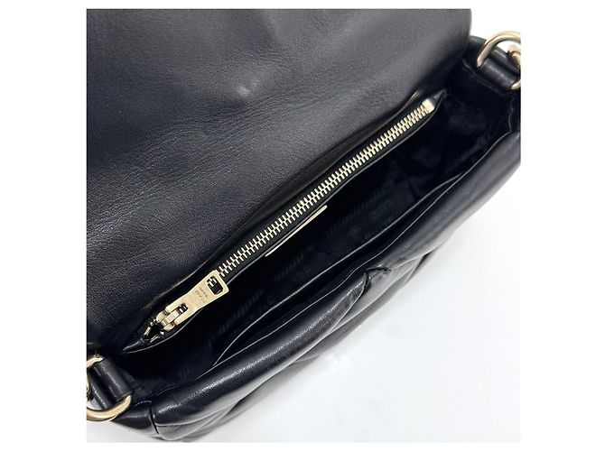 Prada Bolsa de ombro acolchoada com corrente Crossbody Black Preto - vista 13