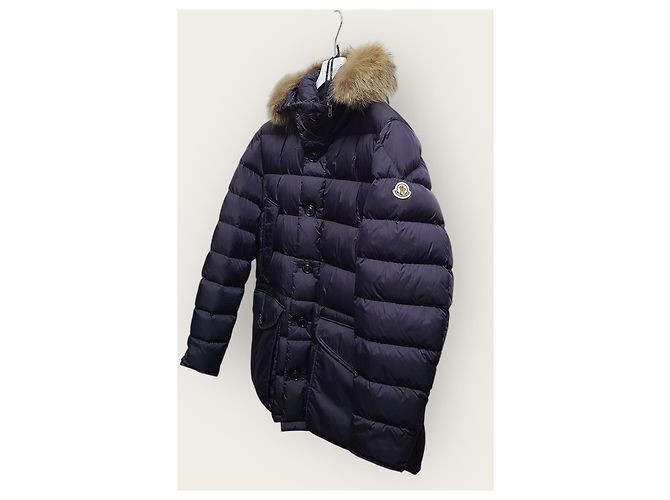Moncler Navy Badge Cluny Steppjacke mit Waschbärfell Blau - Ansicht 2