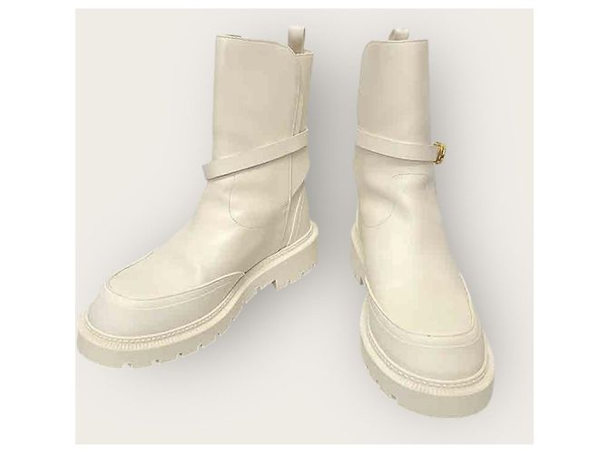Dior Botas de cano de cano de bezerro branco com adornos dourados - vista 3