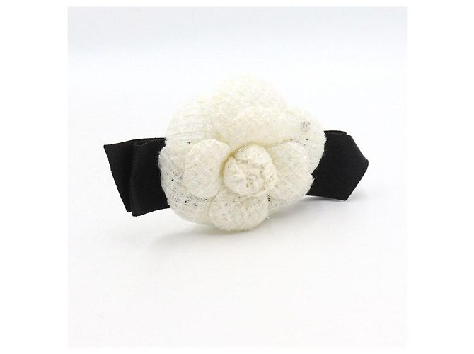 Chanel Spilla Camelia in Tweed Bianco da Donna - vista 2