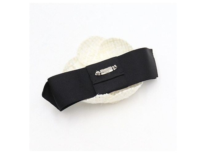 Chanel Spilla Camelia in Tweed Bianco da Donna - vista 4