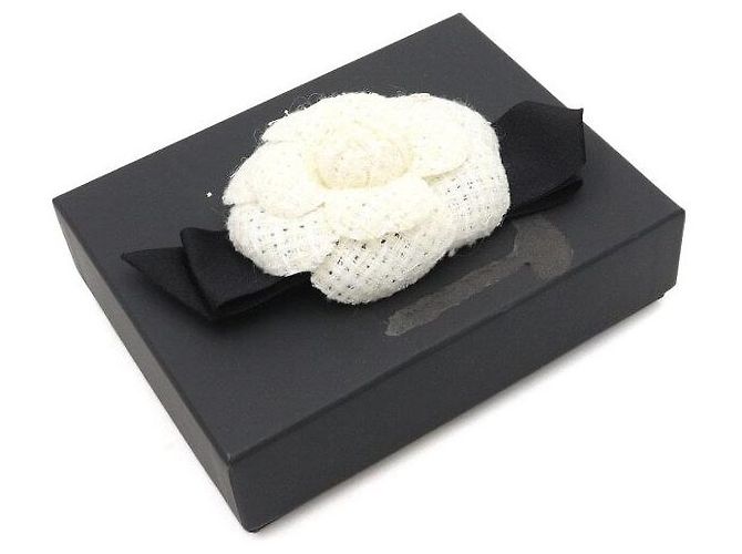 Chanel Spilla Camelia in Tweed Bianco da Donna - vista 6