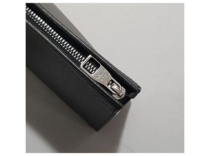 Louis Vuitton Pochette Voyage Taiga Nero - vista 7