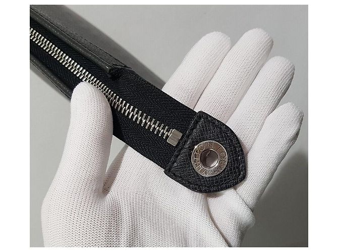 Louis Vuitton Pochette Voyage Taiga Nero - vista 8