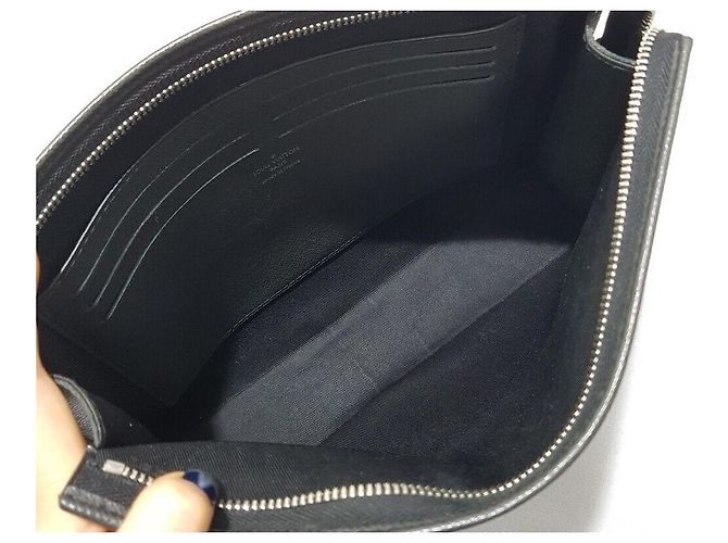 Louis Vuitton Pochette Voyage Taiga Nero - vista 9