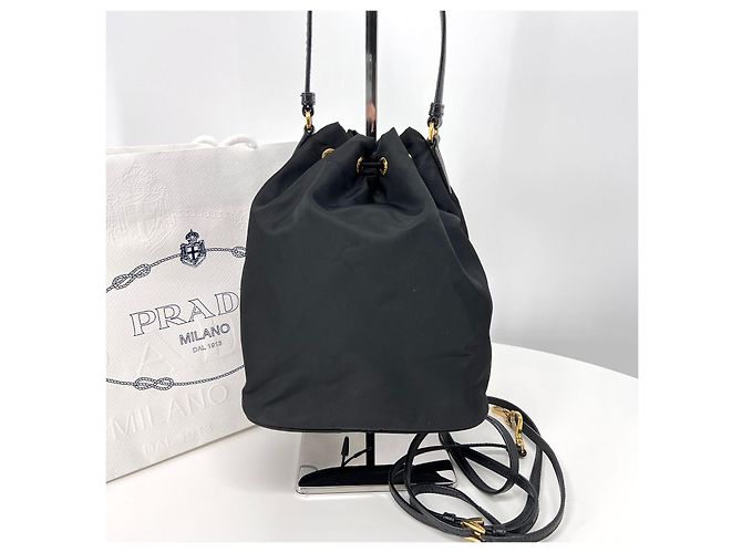 Prada Borsa bucket in nylon con logo triangolare nero - vista 3