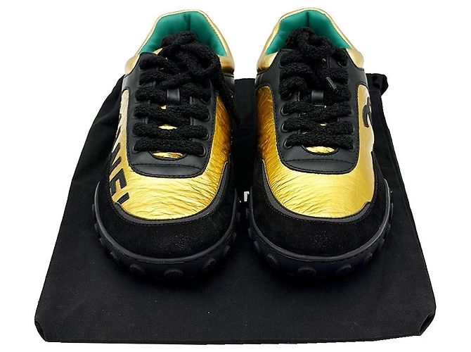 Chanel Sneaker da donna con logo CC oro metallizzato D'oro - vista 3