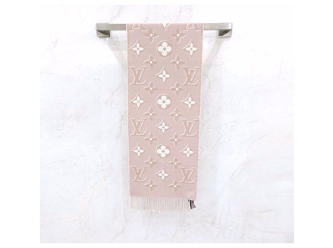 Louis Vuitton Cachecol Monogram Essential Shine Branco - vista 2