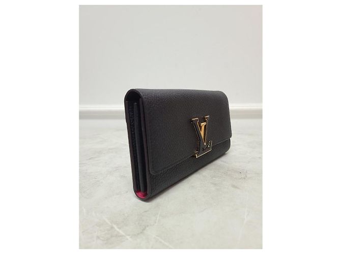 Louis Vuitton Cartera larga Capucines en cuero Taurillon negro Gold LV - vista 2