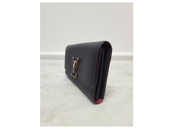 Louis Vuitton Cartera larga Capucines en cuero Taurillon negro Gold LV - vista 3