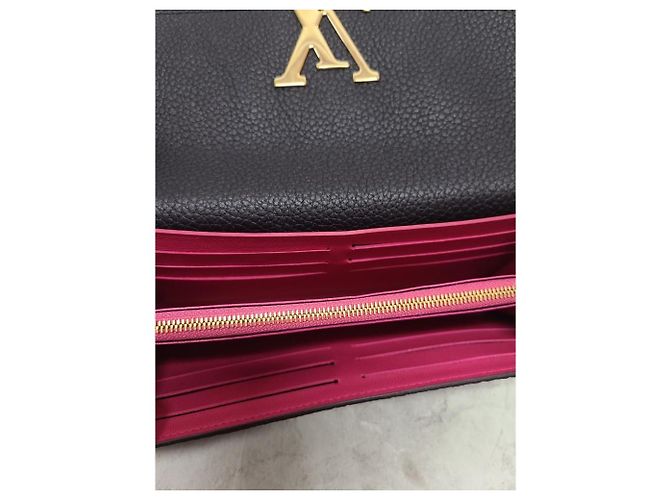 Louis Vuitton Cartera larga Capucines en cuero Taurillon negro Gold LV - vista 4
