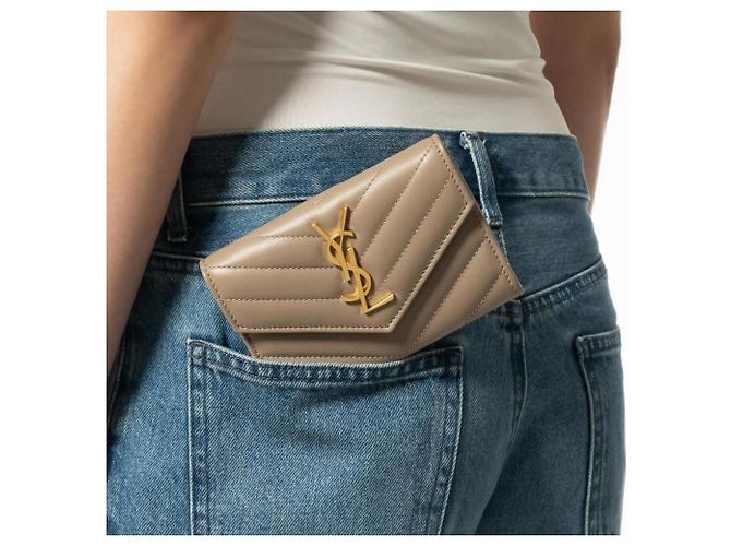 Saint Laurent Portafoglio piccolo con patta Monogram in pelle liscia trapuntata Grigio polveroso Marrone - vista 11