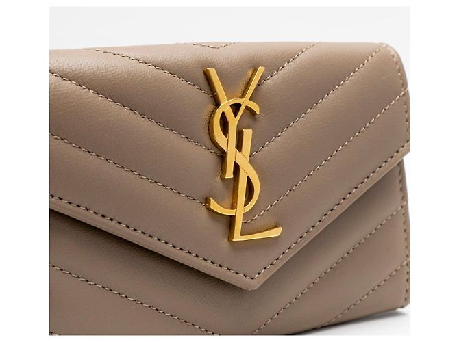 Saint Laurent Portafoglio piccolo con patta Monogram in pelle liscia trapuntata Grigio polveroso Marrone - vista 2
