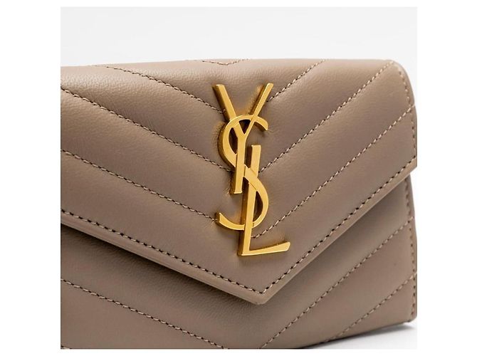 Saint Laurent Portafoglio piccolo con patta Monogram in pelle liscia trapuntata Grigio polveroso Marrone - vista 8