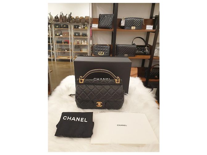 Chanel Borsa con patta con manico superiore in metallo e catena in agnello nero - vista 16