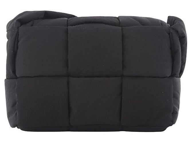 Bottega Veneta Pequena bolsa tech cassette acolchoada Preto - vista 3