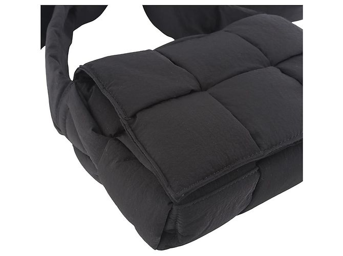 Bottega Veneta Pequena bolsa tech cassette acolchoada Preto - vista 5