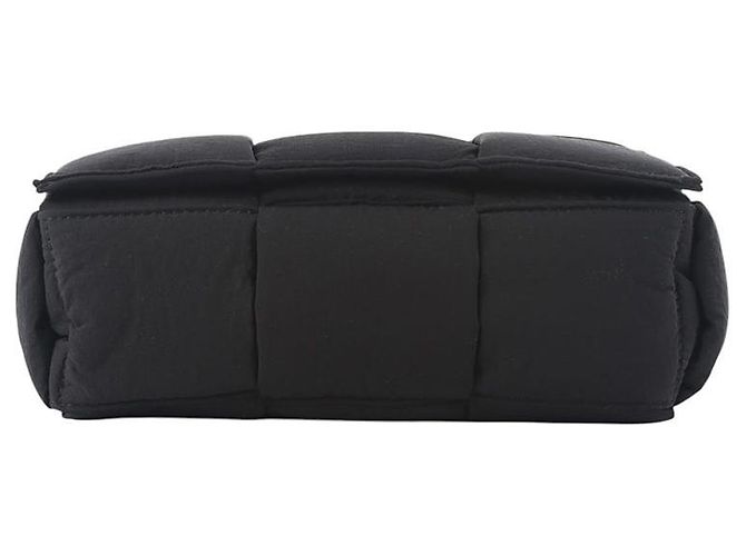 Bottega Veneta Pequena bolsa tech cassette acolchoada Preto - vista 6