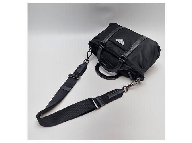 Prada Borsa Tote Crossbody in Nylon e Pelle Nera (Tracolla Rimovibile Inclusa) Nero - vista 12