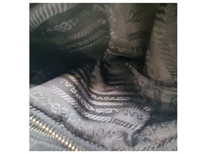 Prada Borsa Tote Crossbody in Nylon e Pelle Nera (Tracolla Rimovibile Inclusa) Nero - vista 20