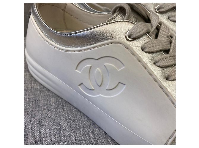 Chanel Sneakers metallizzate argento con logo CC da donna - vista 2