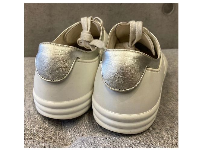 Chanel Sneakers metallizzate argento con logo CC da donna - vista 3