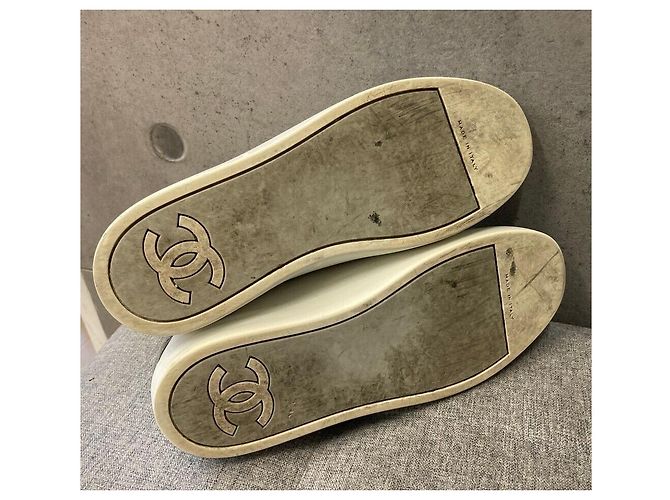 Chanel Sneakers metallizzate argento con logo CC da donna - vista 4