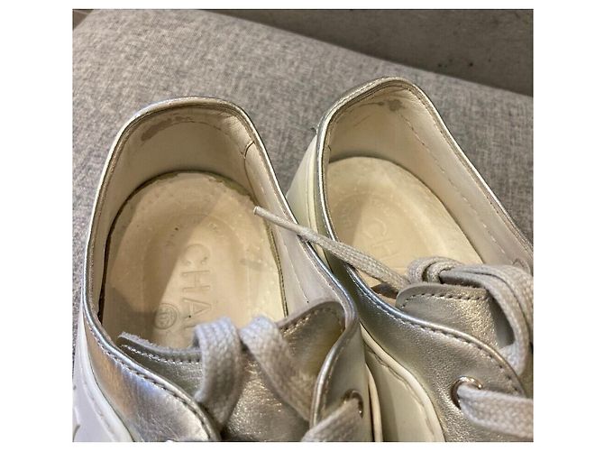 Chanel Sneakers metallizzate argento con logo CC da donna - vista 6