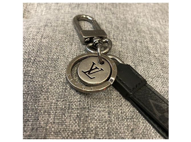 Louis Vuitton Portachiavi con charm Dragonne Monogram Eclipse Multicolore - vista 2